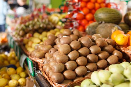 Fresh kiwi fruit in boxes on display at marketの写真素材
