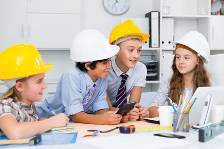 建築士 対談の写真 イラスト素材一覧 6 769件 ストックフォトのamanaimages Plus