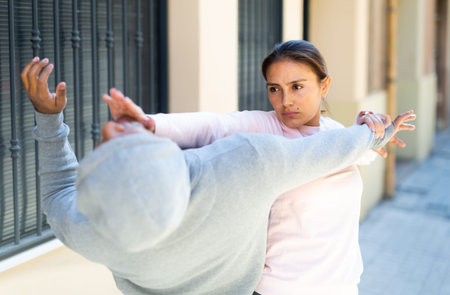 Woman defends herself from robber attack on street