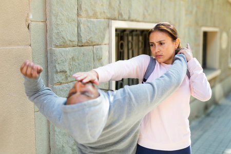 Woman defends herself from robber attack on street