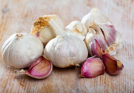 Raw bulbs and cloves of garlicの写真素材