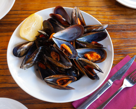 Steamed mussel served with lemonの写真素材