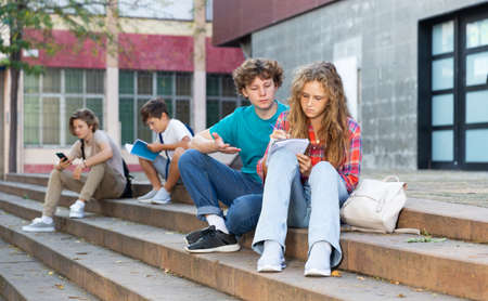 College students prepare together during recessの写真素材