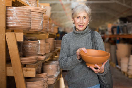 Portrait of senior woman in earthenware storeの写真素材