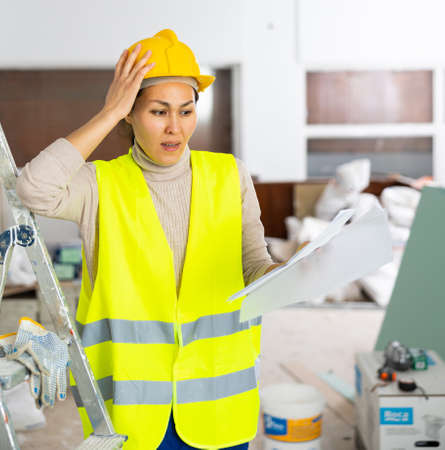 Woman foreman expresses dissatisfaction with repair work performedの写真素材