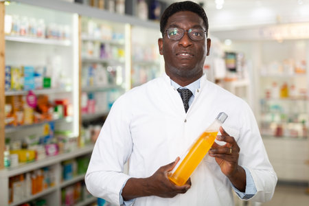 Pharmacist demonstrating haircare productの写真素材