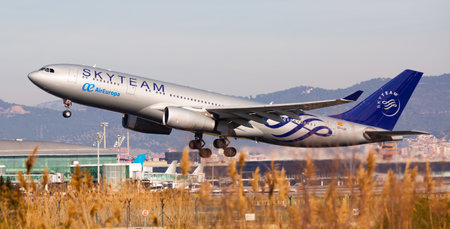 Airbus of SkyTeam airline alliance taking off at El Prat Airportのeditorial素材