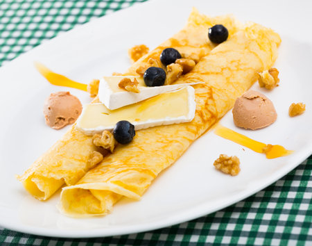 Pancakes with brie cheese aの写真素材