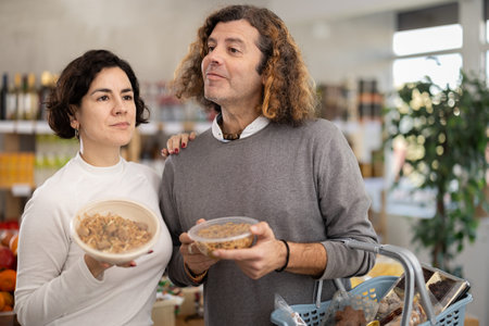 Couple choosing yakisoba noodles at the storeの写真素材