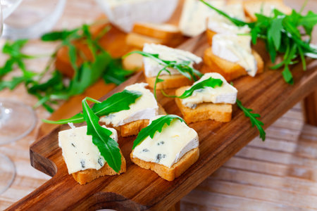 Blue cheese served with toast and arugulaの写真素材
