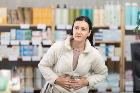 Woman visits pharmacy and suffers from abdominal pain