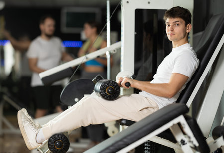 Guy doing exercises for hip biceps