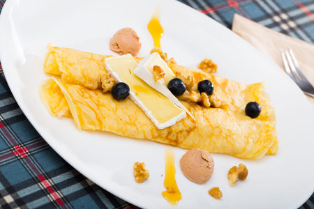 Pancakes with brie cheese aの写真素材