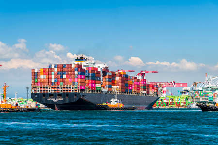 The container ship is about to dock at the port of Kaohsiung, Taiwanのeditorial素材