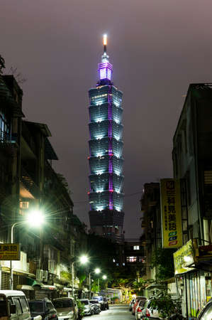 Take a view of the Taipei 101 building in the alleys of Taipei, Taiwan.のeditorial素材