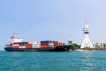 The container ship is sailing into the Port of Kaohsiung, Taiwan.のeditorial素材