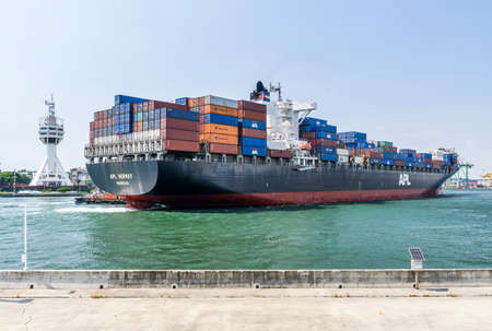 The container ship is leaving the Port of Kaohsiung, Taiwan.のeditorial素材
