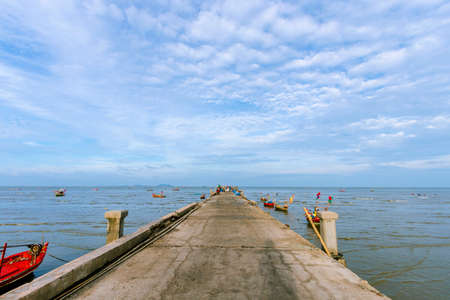 Fish bridge and fishing boat in the sea At Bangsaen, Chonburi Provinceの素材 [FY310152391323]