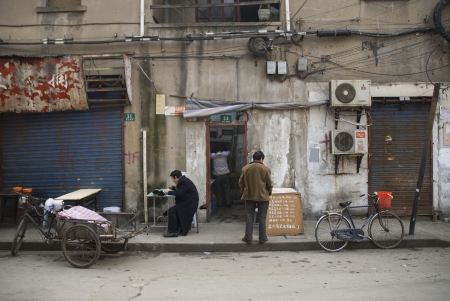 street scene in shanghai china old townのeditorial素材