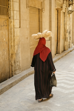 street scene with veiled woman in cairo old town egyptのeditorial素材