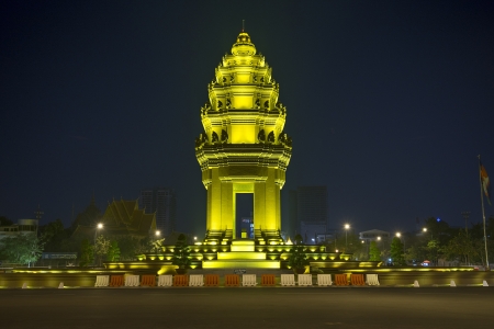 independence monument in phnom penh cambodia at nightの写真素材