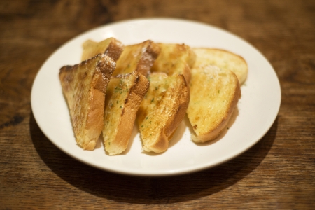 toasted garlic bread on plateの写真素材