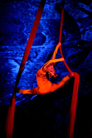Beijing , July,7,2010 : The Chinese acrobat shows its stage of arts and cultural performing for tourisms everyday in Beijingのeditorial素材