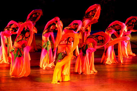 Beijing , July,7,2010 : The Chinese performers shows their stage of arts and cultural performing for tourisms everyday in Beijingのeditorial素材