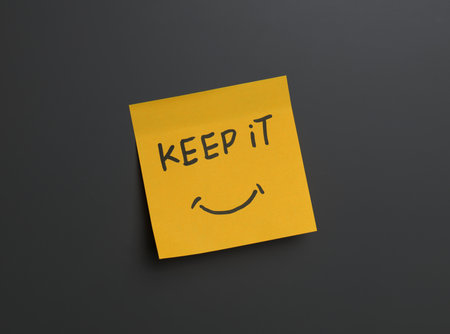 Positive reminder on sticky note in a minimal setting. High quality photoの写真素材