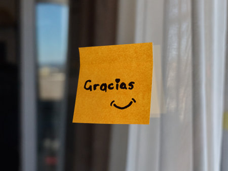 A yellow sticky note with a thank you message is displayed on glass. High quality photoの写真素材