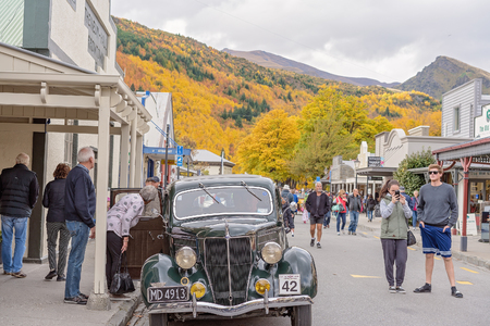 ARROWTOWN, NEW ZEALAND - APRIL 2018: Tourists flock to Arrowtown for the Akura Arrowtown Autumn Festival 19th to 25th April 2018のeditorial素材