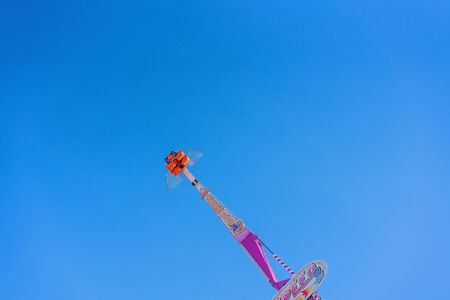 MACKAY, QUEENSLAND, AUSTRALIA - JUNE 2019: A fast thrill ride for older children, teenagers and adults at Mackay Annual Showのeditorial素材