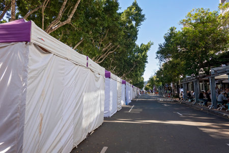 Brisbane, Queensland, Australia - August 2022: Outdoor craft stalls still closed but due to open soon. People dining on footpath of outdoor cafe.のeditorial素材