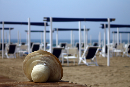 Straw hat on a table at the beachの写真素材