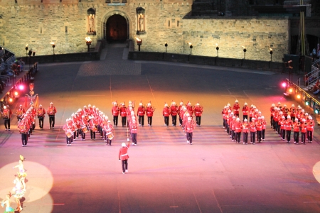 Edinburgh Military Tattoo 2011 with Edinburg Castle in background and marching bandのeditorial素材