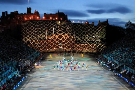 Edinburgh Military Tattoo 2011 with Edinburg Castle in background and light show of fishing net on the wallのeditorial素材
