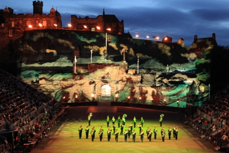 Edinburgh Military Tattoo 2011 with Edinburg Castle in background and light showのeditorial素材