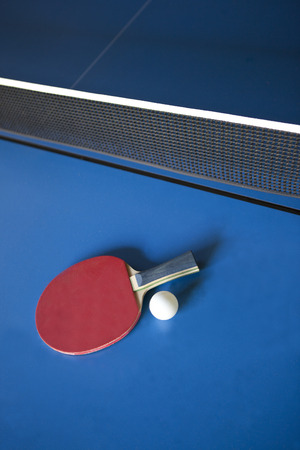 Racket et ball on a tenis tableの写真素材