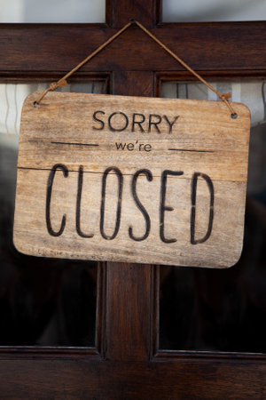 Closed sign on a glass doorの写真素材