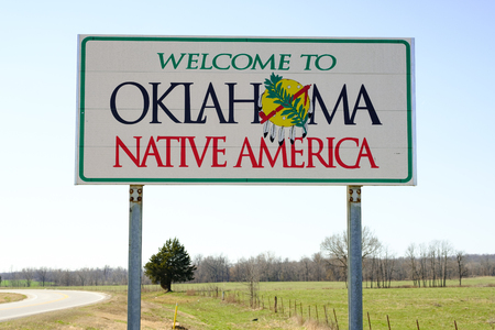 Welcome ot Oklahoma Sign on a sunny blue sky dayの写真素材