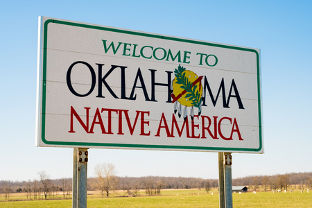 Welcome ot Oklahoma Sign on a sunny blue sky dayの写真素材