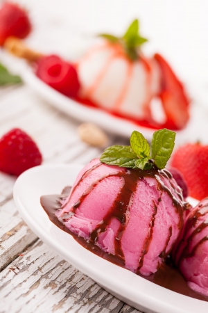 Ice cream cup on wooden tableの写真素材