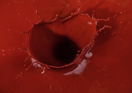 Pouring hot chocolate with splash crownの写真素材