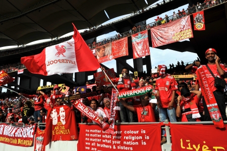 KUALA LUMPUR - JULY 16 : Liverpool soccer fans cheer before a friendly match against Malaysia XI on July 16, 2011 in Kuala Lumpur, Malaysia. Liverpool won 6-3.のeditorial素材