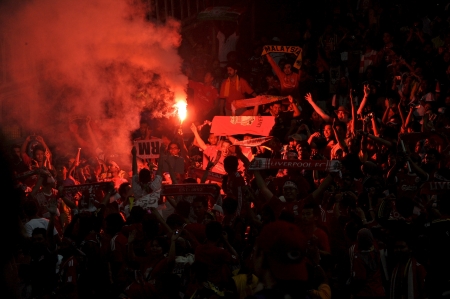 KUALA LUMPUR - JULY 16 : Liverpool fan during a friendly match against Malaysia on July 16, 2011 in Kuala Lumpur, Malaysia. Liverpool won 6-3.のeditorial素材