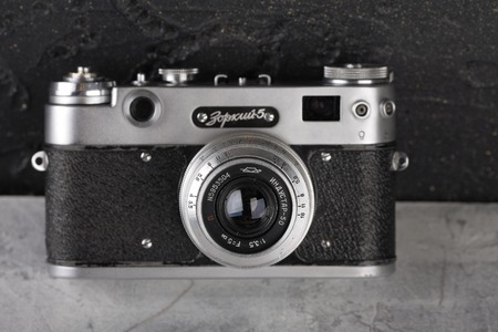 MOSCOW, RUSSIA, MAY 14, 2017. The old Soviet rangefinder camera Zorki-5, released 1958 on cement background.のeditorial素材