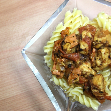 Vegetarian Fake Chicken and Vegetable Pasta in a glass bowlの写真素材