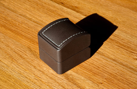 Closed ring box