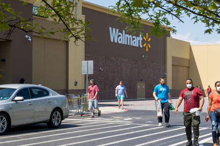 Kennesaw, GA / USA - 04/05/20: Walmart line outside the store with masked people practicing social distancing 6 feet apart during Covid-19 Corona Virus Pandemic.のeditorial素材