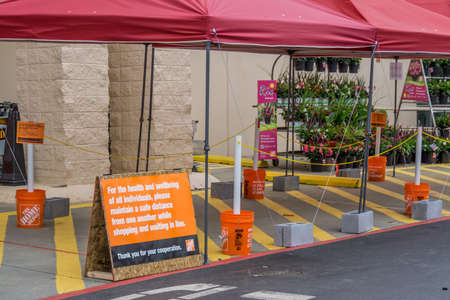 Kennesaw, GA / USA - 04/05/20: Curbside pickup and social distancing signs outside the Home Depot store during Covid-19 Corona Virus Pandemic.のeditorial素材
